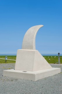 Sculpture Woge retour by Uta Grams on the Elisabethgrodendeich viewing dune