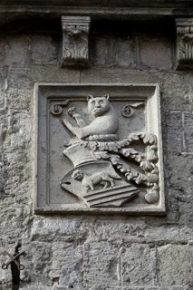 Coat of arms on a historic house in Piazza delle Erbe