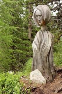 Wooden sculpture by the artist Toni Reinstadler from Sulden on the Wurzelweg