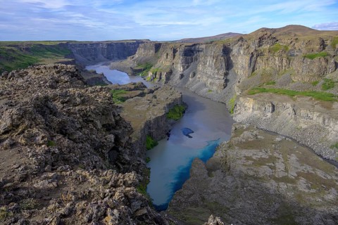 Spring water mixes with murky water of Joekulsa a Fjoellum
