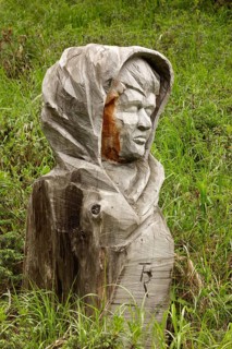 Wooden sculpture by the artist Toni Reinstadler from Sulden on the Wurzelweg