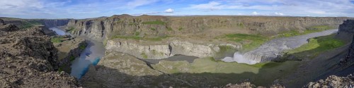 Spring water mixing with turbid water of Joekulsa a Fjoellum and Hafragilsfoss on the right