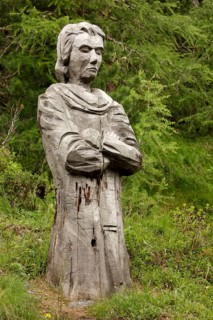Wooden sculpture by the artist Toni Reinstadler from Sulden on the Wurzelweg