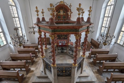Central bima with octagonal stone parapet in the synagogue from 1746