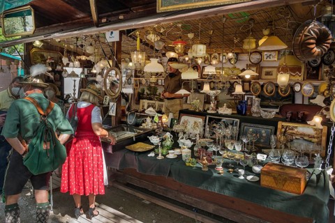 Stall with lamps and glasses