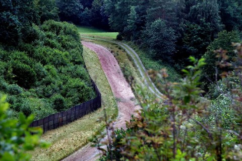 Border fortification with column path