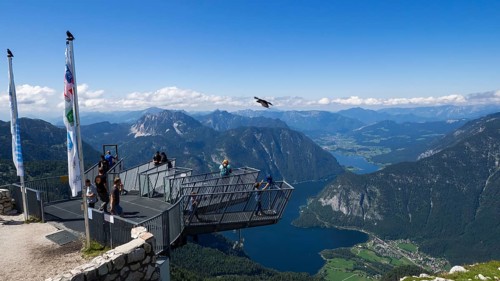 Five Fingers viewpoint with a view of Hallstaettersee
