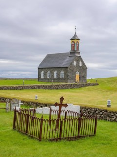 Hvalsneskirkja with cemetery