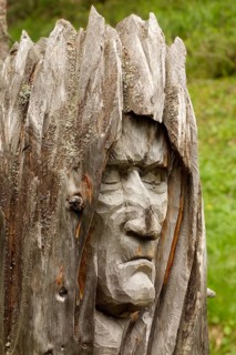 Wooden sculpture by the artist Toni Reinstadler from Sulden on the Wurzelweg