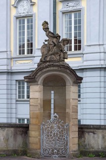 Former guardhouse with sculptures in front of the Margravial Residence