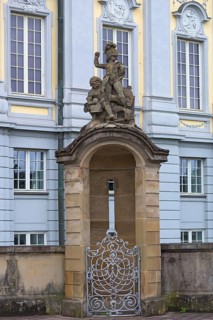 Former guardhouse with sculptures in front of the Margravial Residence