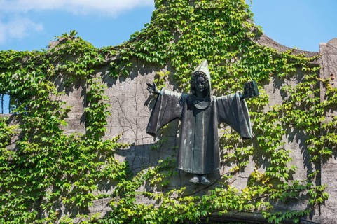Gebsattelbruecke with Muenchner Kindl and three-pointed maidenhair vine