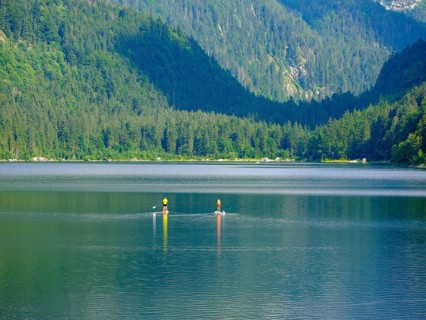 2 people on standup paddle board in Gosausee