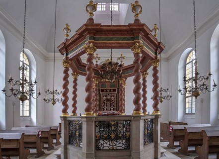 Central bima with octagonal stone parapet in the synagogue from 1746