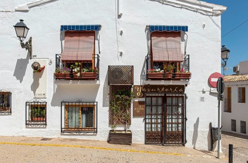 Narrow streets with white houses in Altea Old Town