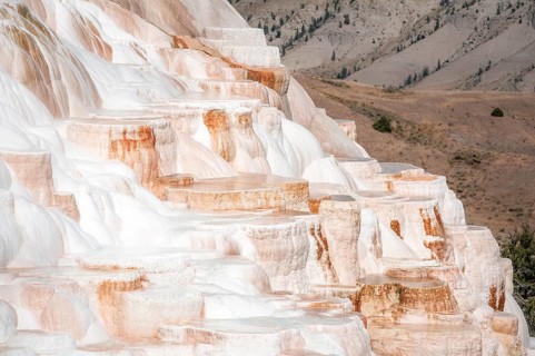 Sinter terraces with calcareous tuff deposits