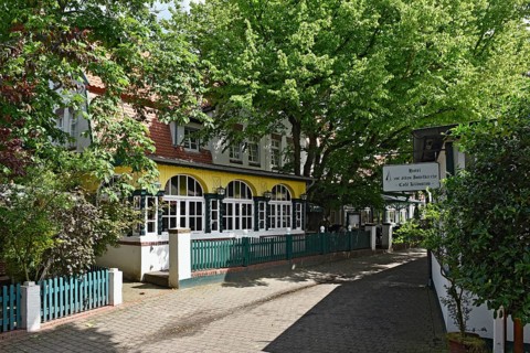Noorderloog with Hotel zur Lime tree