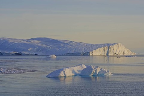 Icebergs in the midnight sun