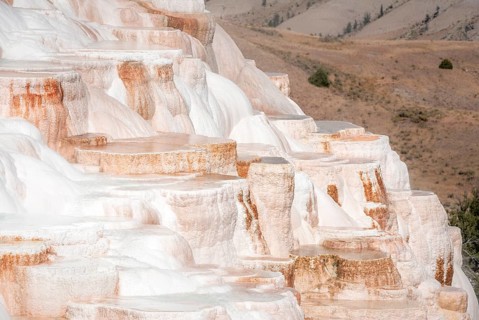 Sinter terraces with calcareous tuff deposits