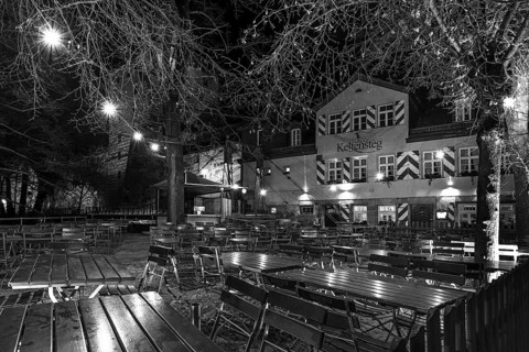 Night shot of the Kettensteg inn with empty birch garden