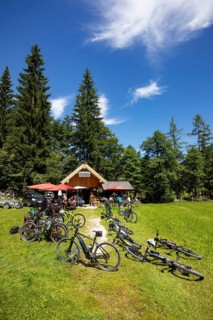 Mountain bikes standing in front of the Moosalm near the Schwarzensee