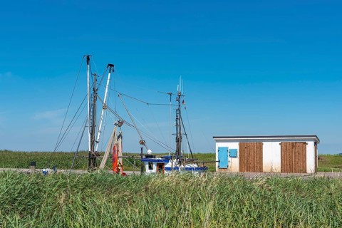 Mast superstructure of a crab cutter in the natural harbour