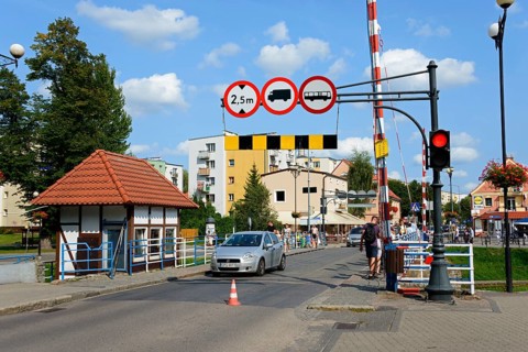 Swing bridge