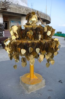 Heart-shaped plates to write down wishes