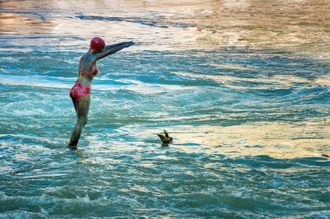 Woman statue diving in Vardar river