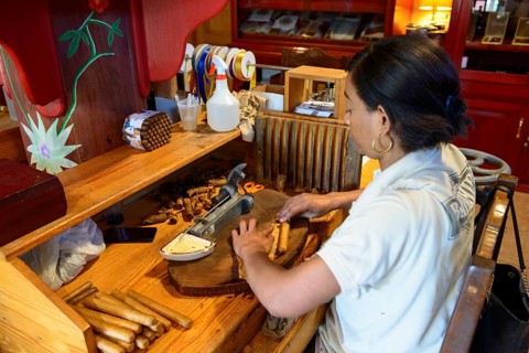 Cigar rolling