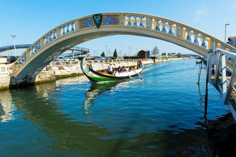 Moliceiro sailing on the Sao Roque Canal