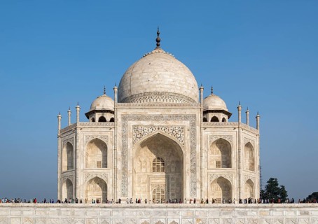 People queue to visit the tomb of Empress Mumtaz
