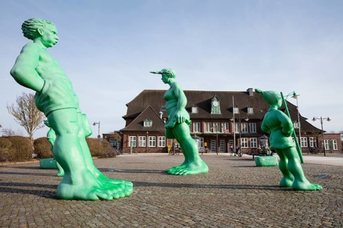 Travelling Giants in the Wind