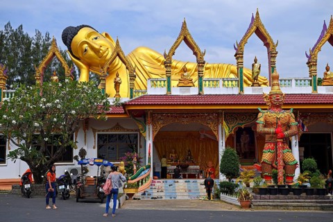 Lying golden Buddha