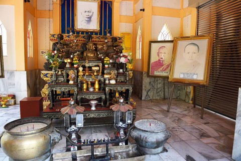 Tomb for monks