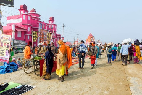 Pilgrims on their way to the Allahabad Kumbh Mela