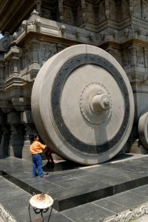 101 feet tall 2700-tonne granite stone temple chariot in Valluvarkottam