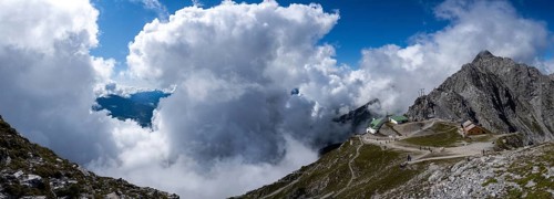 View from the Hafelekarspitze to the Hafelekar mountain station