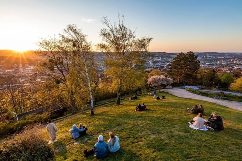 People at sunset in Weissenburgpark