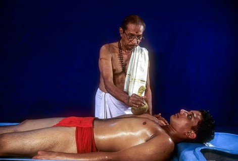 Indian ayurvedic oil massage Kizhi treatment in Kerala