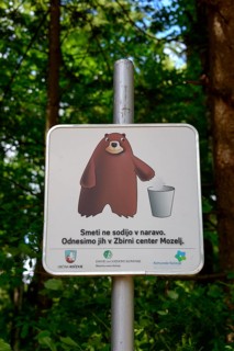 Warning sign against bears