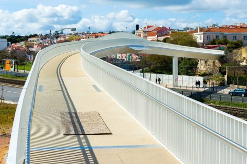 New pedestrian bridge over Brasilia Avenue at Maat