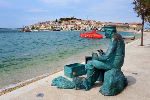 Statue Fisherman
