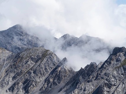 View from the Hafelekarspitze to mountain peaks in the Karwendel mountains