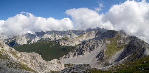 View from the Hafelekarspitze to mountain peaks in the Karwendel mountains