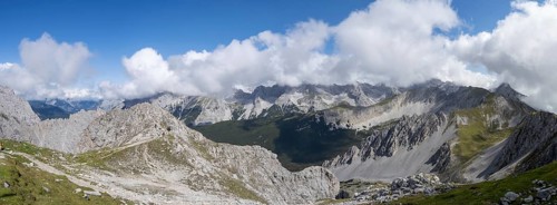 View from the Hafelekarspitze to mountain peaks in the Karwendel mountains