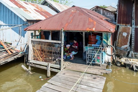 Women in a hut on the Sekonyer River