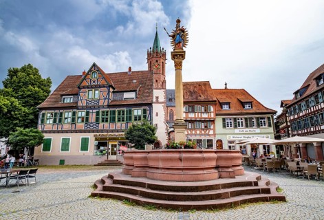 Market square with St. Mary's column at the fountain