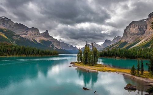 Spirit Island in the turquoise blue glacial lake Maligne Lake