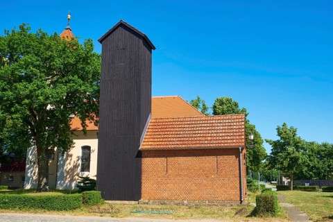 Spritzenhaus in front of Nassenheide village church